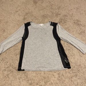 Black and grey quarter length sleeve top